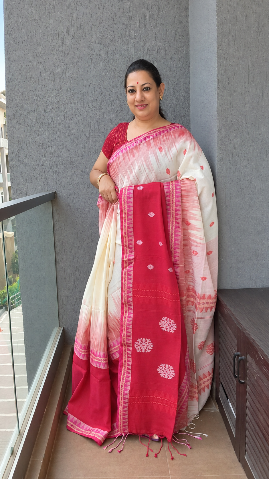 Red and off white Fulia saree