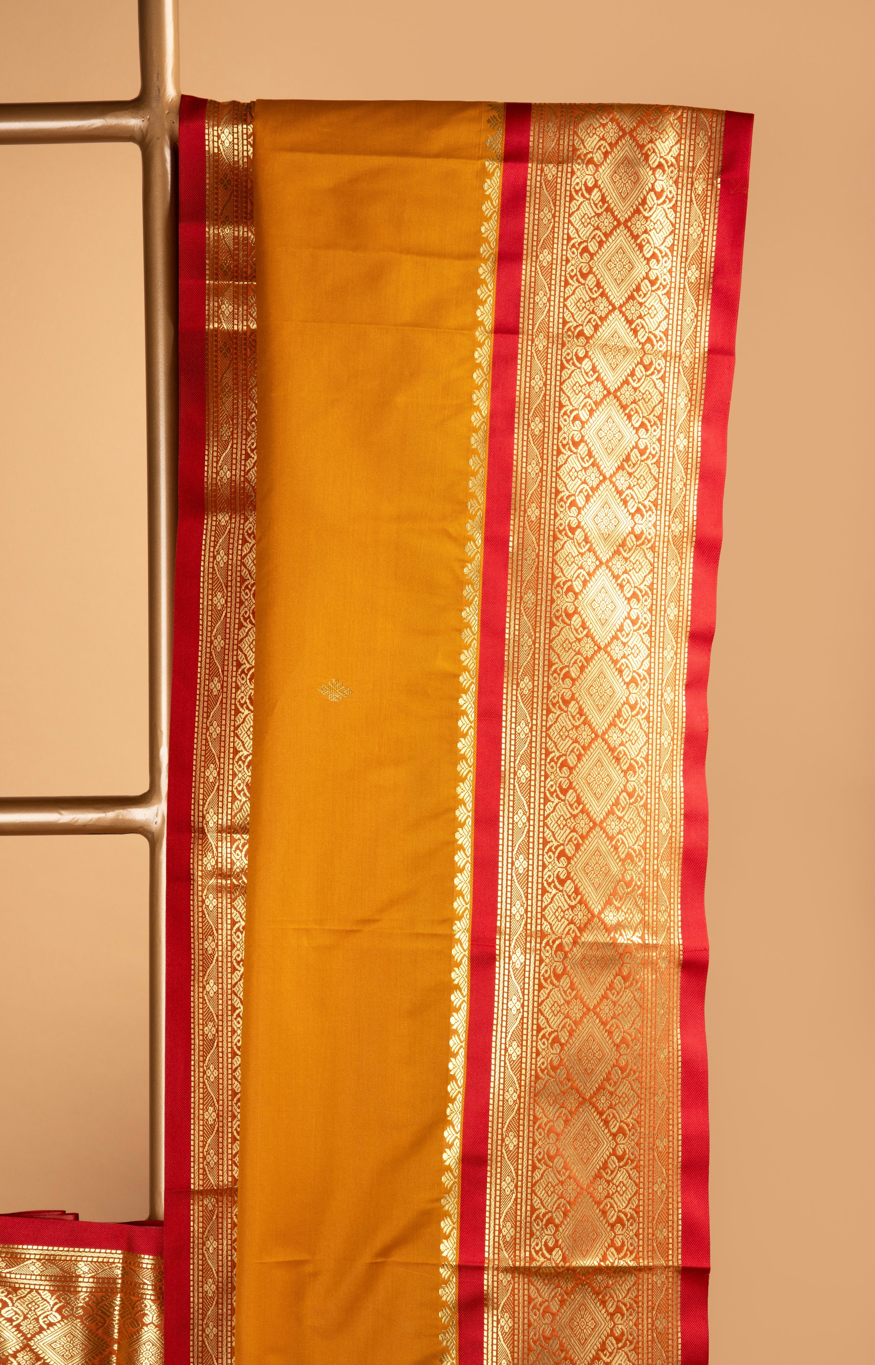Yellow and red gadwal